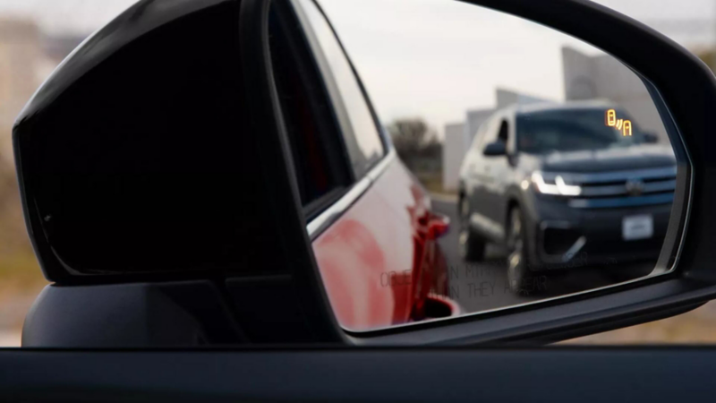 Espejo retrovisor de camioneta SUV que detecta punto ciego en cualquier camino.
