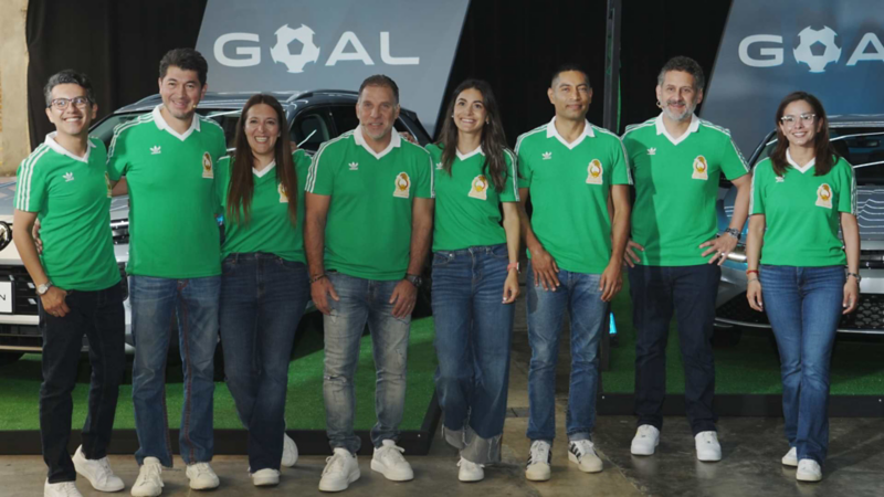 Directivos de Volkswagen y Alberto García Aspe en evento de lanzamiento de Edición Especial GOAL. 