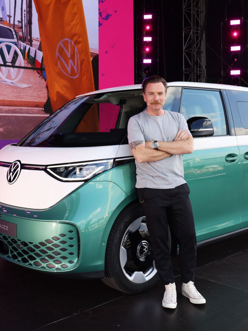 Ewan McGregor poserar framför VW ID. Buzz elminibuss