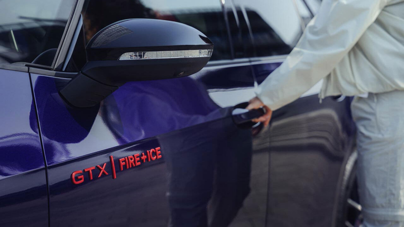 Une personne approche sa main de la poignée de porte de l'ID.3 GTX Fire+Ice.