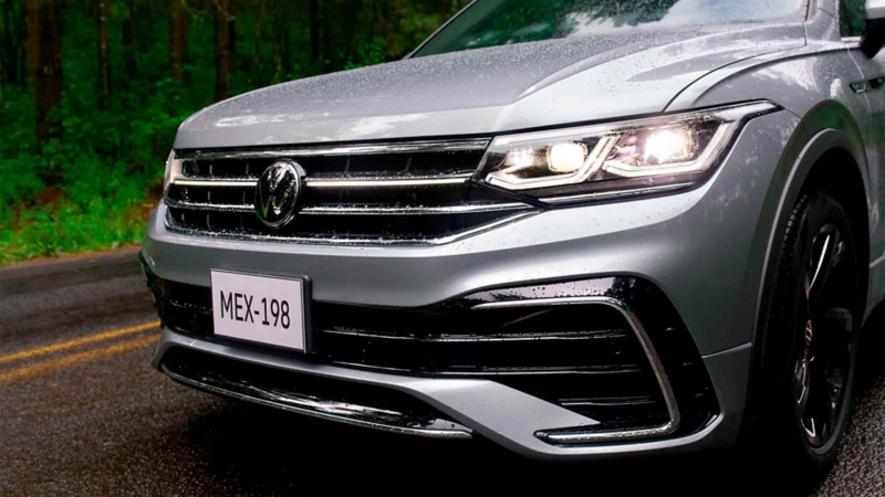 Parte delantera de Tiguan 2023, con logo de Volkswagen en parrilla central y acabados de lujo.