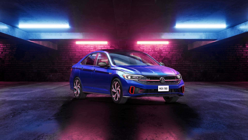 Nuevo Jetta GLI 2022. Auto deportivo Volkswagen en color azul iluminado con diversas luces led neón.
