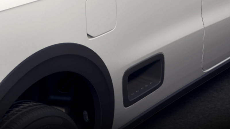 Escalón con recubierta de plástico antiderrapante en la camioneta de Volkswagen Saveiro Robust 2023. 