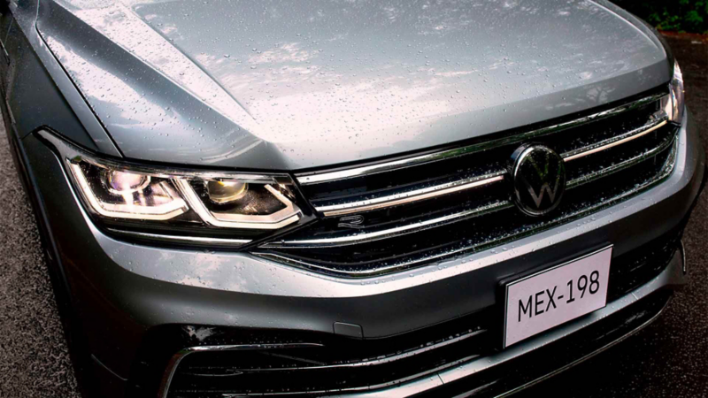 Cofre con diseño especial en Tiguan 2023, versión R-Line 2.0 en color gris metálico.