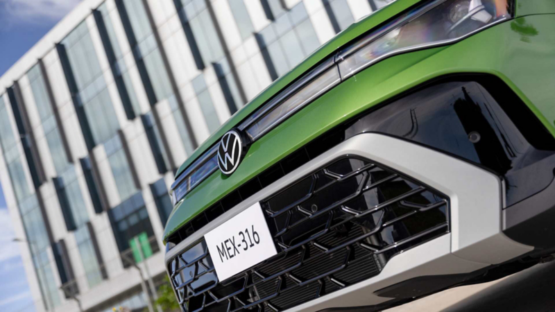 Taos de Volkswagen verde por la parte frontal, con parrilla negra, emblema y placa MEX-316 en primer plano.