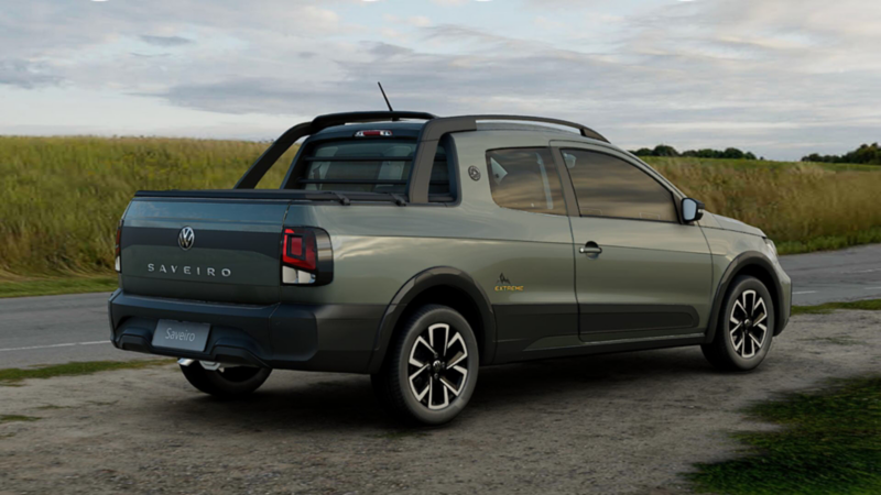 Vista trasera de pickup Saveiro Extreme 2026, camioneta doble cabina de Volkswagen.
