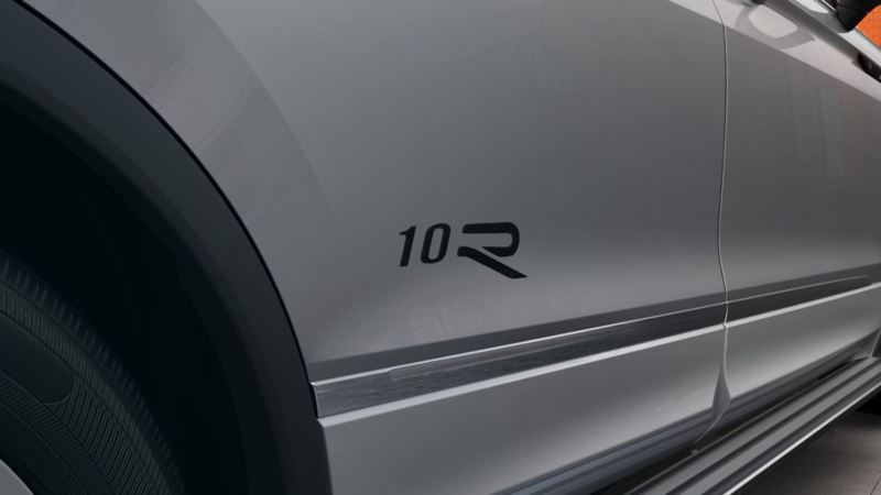 Emblema 10R de Tiguan R-Line 10 años en México, ubicada cerca del guardabarros. 