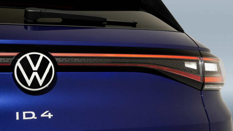 Logo de Volkswagen en la puerta de cajuela de SUV eléctrico en color azul. 