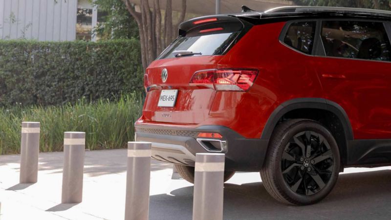 Camioneta 2023 - Taos de Volkswagen en color rojo, puerta de cajuela.