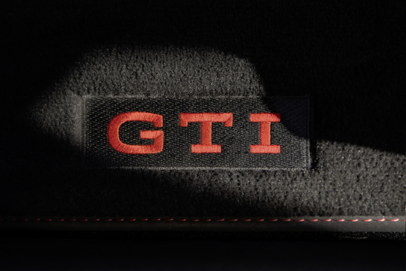 Röd ID.3 GTI kör på en landsväg.