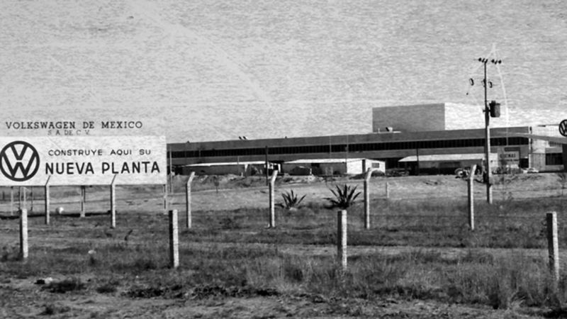 Planta de Volkswagen Puebla en proceso de construcción. Fotografía en blanco y negro.