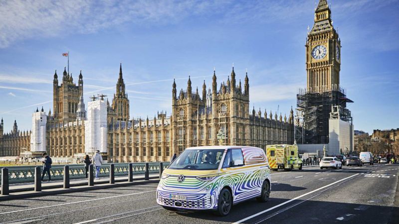 Van eléctrica Volkswagen ID. Buzz cruza puente en Londres, cerca del Parlamento.