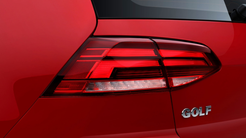 Faro trasero de Golf seminuevo, modelo en color exterior rojo.