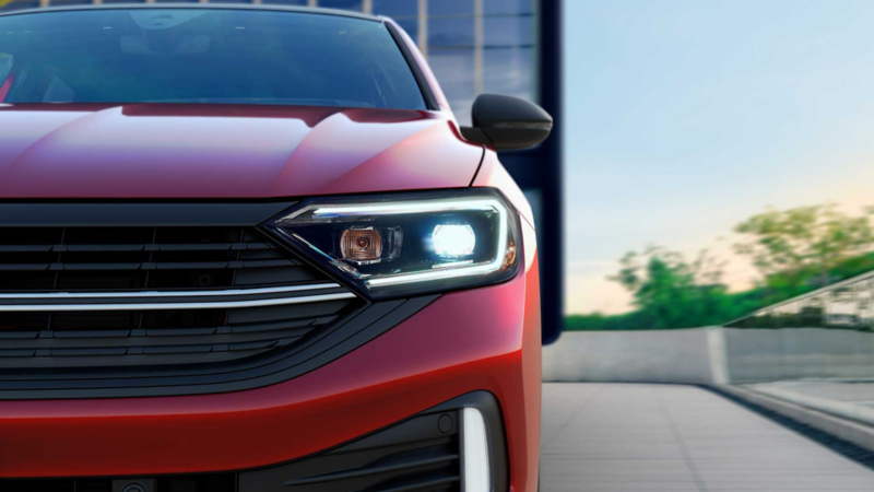 Nuevo Jetta 2022 Volkswagen. Faro frontal izquierdo con luz led de modelo Sportline.