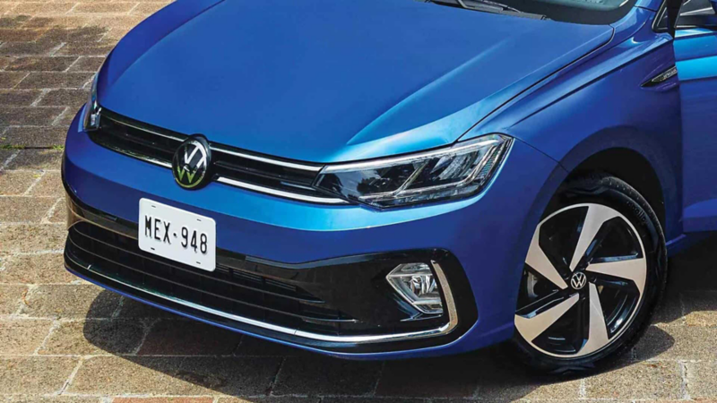 Cofre de auto sedán de Volkswagen de color azul.
