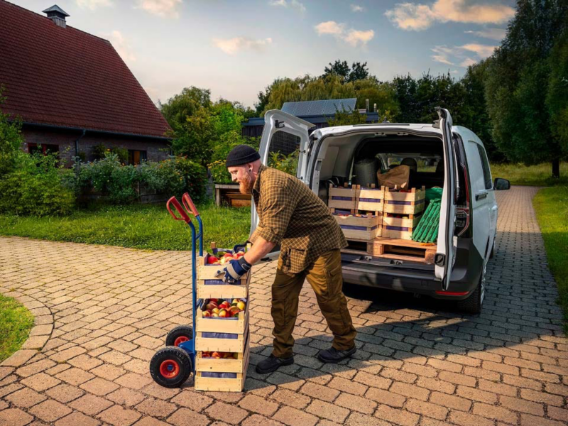 Una persona cargando el maletero de una furgo Volkswagen