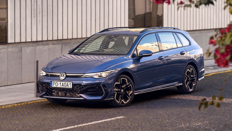 Kobieta wsiadająca do niebieskiego VW T-Cross