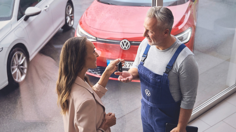 kobieta i mężczyzna w salonie VW