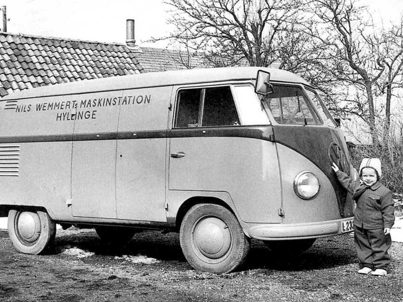 Nils Wemmerts folkabuss från 1950 med hans dotter Birgitta bredvid