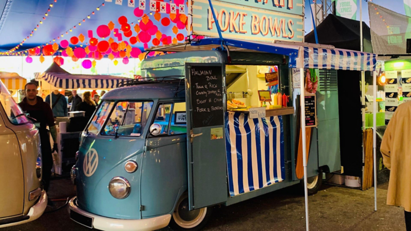 Volkswagen Foodtruck auf einem Streetfood-Festival.