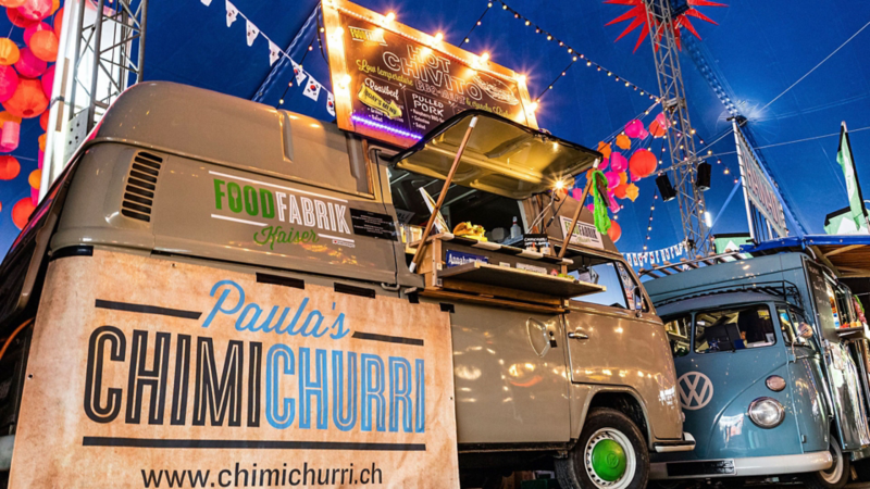 Foodtruck-Festival mit klassischen Volkswagen Bussen.