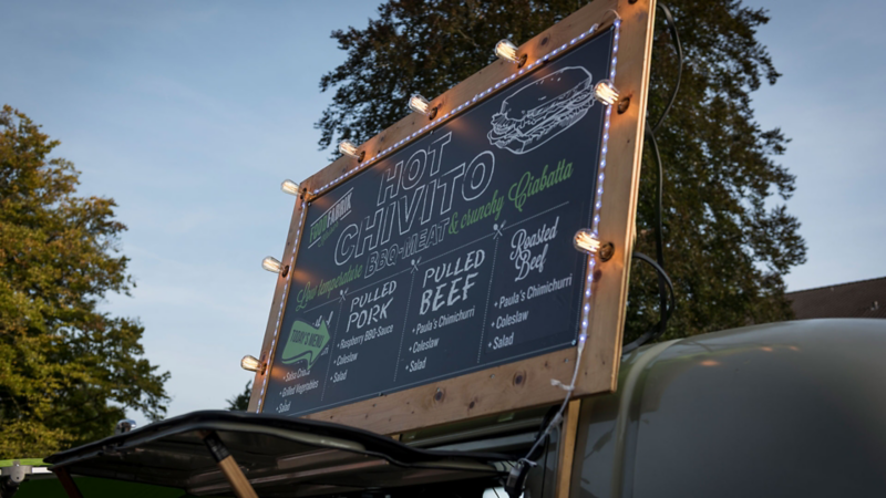 Speisekarte eines Foodtrucks mit BBQ-Spezialitäten.
