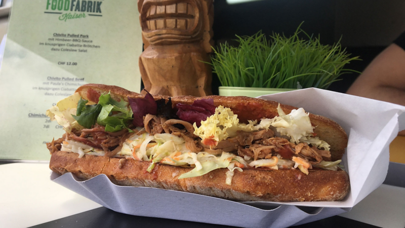 Pulled-Pork-Sandwich aus einem Foodtruck.