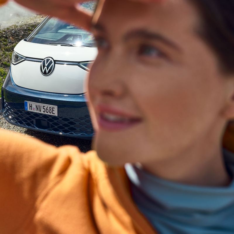 Kvinde foran elbil