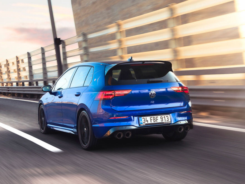 La VW Golf R roulant sur une route, vue de l'arrière.