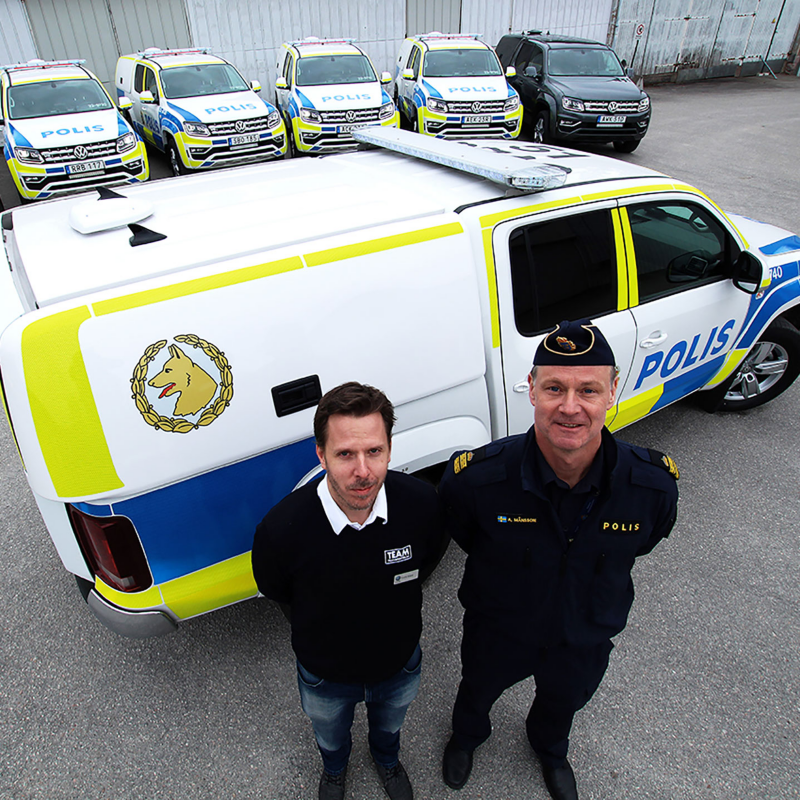 Fredrik Enkvist och Anders Månsson vid de första 7 leverade specialbyggda Amarok V6 till polisen