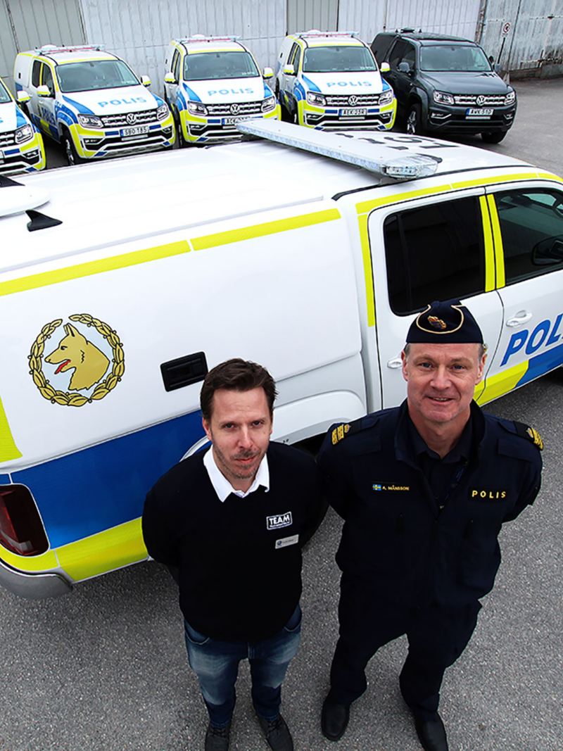 Fredrik Enkvist och Anders Månsson vid de första 7 leverade specialbyggda Amarok V6 till polisen