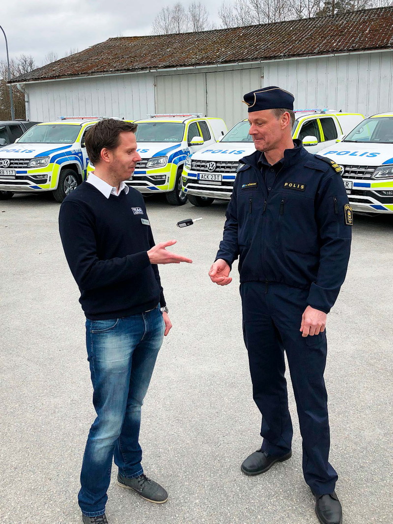 VOLKSWAGEN GROUP SVERIGES Fredrik Enkvist lämnar symboliskt över de sju första polisbilarna till Polismyndigheten, genom Anders Månsson.