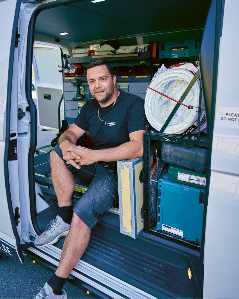 Fredrik Neuman i sin specialinredda VW transportbil