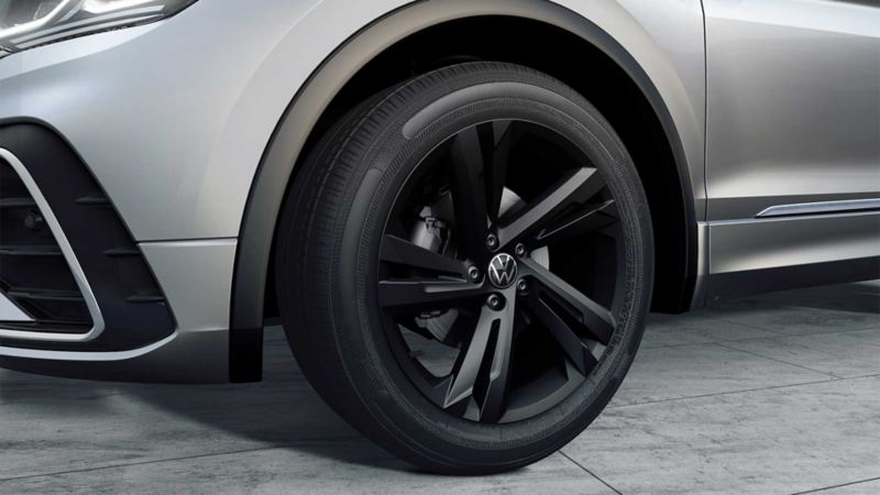 Freno ABS de Volkswagen Tiguan de color gris. SUV equipada con sistemas de seguridad. 