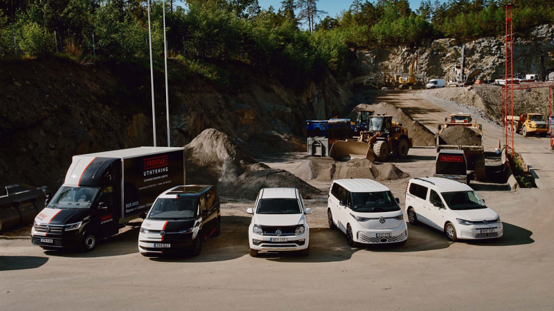Modeller från VW Transportbilar står uppställda på en grusplan