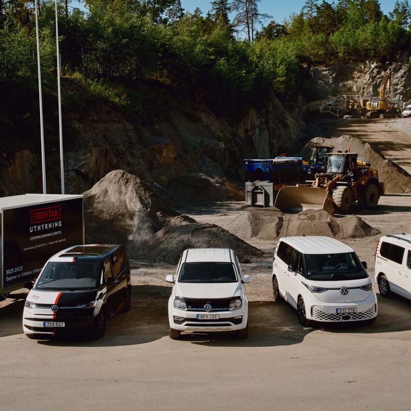 Modeller från VW Transportbilar står uppställda på en grusplan
