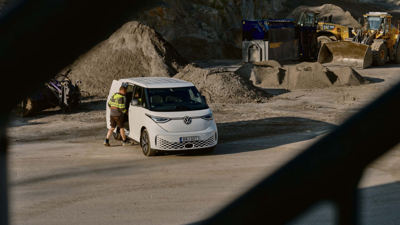 VW ID. Buzz Cargo på en byggarbetsplats