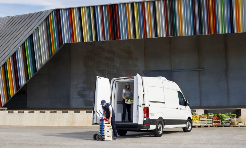 Dos trabajadores cargando la zona frigorífica del VW Crafter Fresh Van