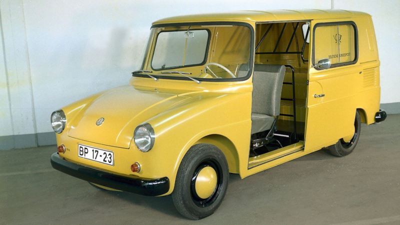 Une fourgonnette de livraison Volkswagen Fridolin jaune.