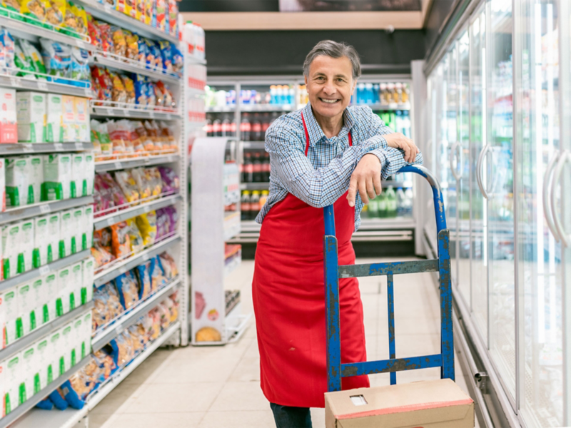 Un homme au rayon frais vient livrer des produits