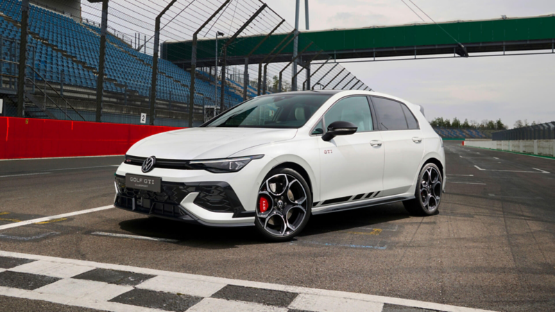 La Golf GTI Clubsport de 3/4 avant, sur un circuit.