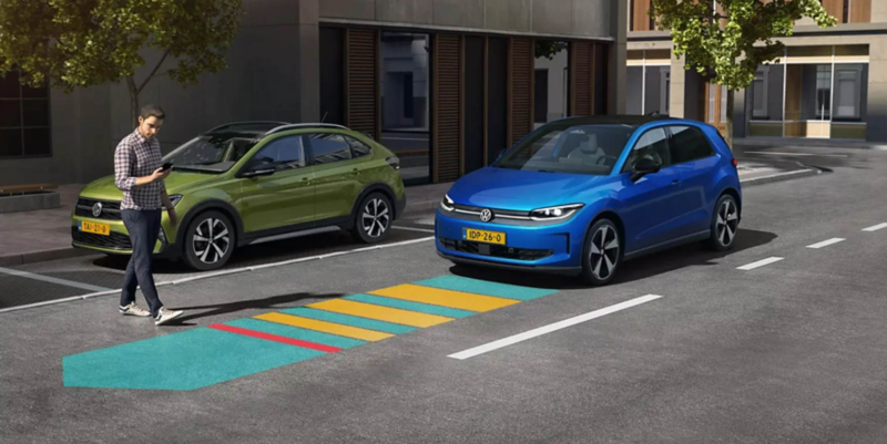 Illustration zeigt schematisch anhand eines VW ID.5 die Funktionsweise des Front Assist.