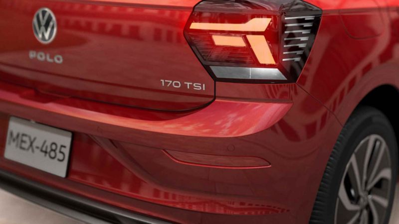 Cajuela y faros de VW Polo 2024, versión Highline en color rojo.