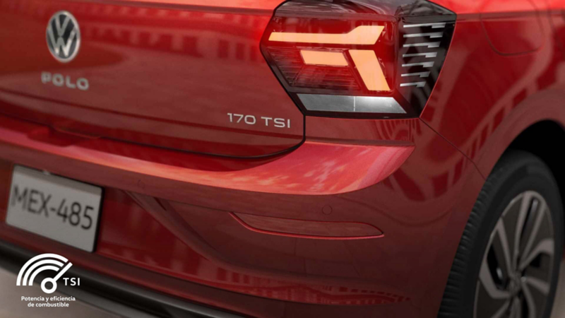 Cajuela y faros de VW Polo 2024, versión Highline en color rojo.