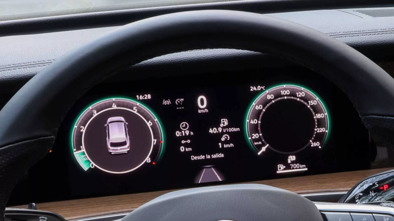 Tablero digital de Volkswagen muestra autonomía de 700 km y temperatura en pantalla Digital Cockpit.