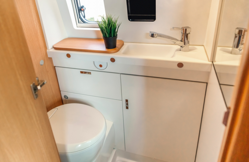 Foto de un baño integrado en una camper de Volkswagen