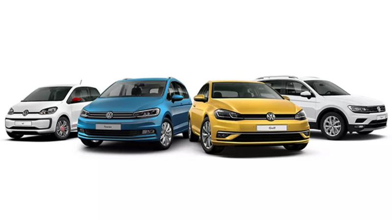 Varios vehículos turismo de ocasión Volkswagen sobre un fondo blanco