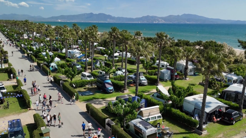 Camping La Ballena Verde en un día soleado en primera línea de playa