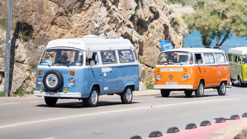 Dos furgonetas clásicas de Volkswagen en carretera