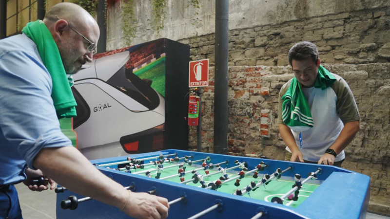 Asistentes a lanzamiento de Volkswagen GOAL juegan futbolito. 